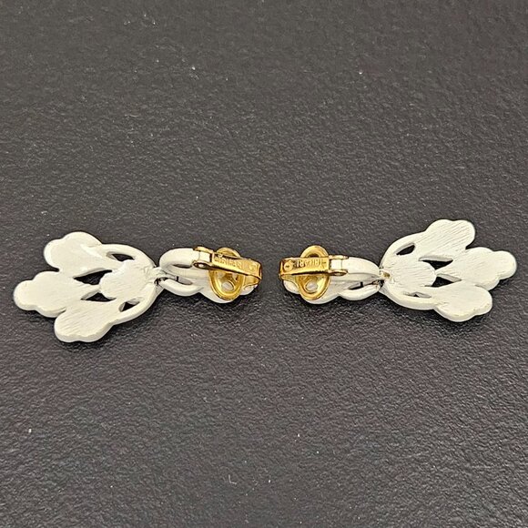 Vintage Trifari White Enamel Chain & Double Drop Pendant Necklace and Earrings - Picture 13 of 16